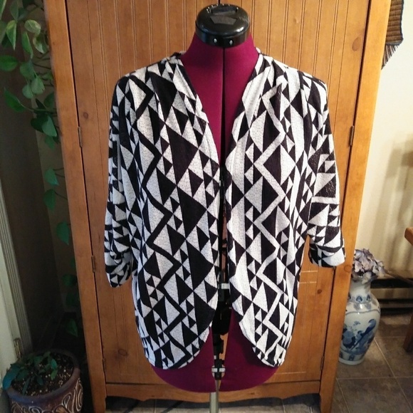 AGB Geometric Print Shrug - Picture 1 of 9